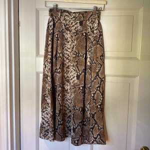 En lång kjol med orm mönster. Den är inte min stil längre för den är lite kort för min stil. 