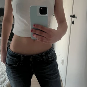 Replay Jeans - Lågmidjade Replay Jeans nyskick. Säljer då de är lite för stora för mig. Dom har också coola detaljer på dragkedjorna på bakfickorna🥰