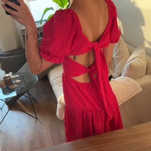 Rosa sommarklänning  - Jättegullig sommarklänning som aldrig är använd! Kan ha den med antingen puffärmar eller off shoulder. Perfekt nu till sommaren!! 💞Skriv vid frågor 