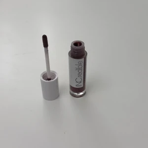 Läppstift  - Jättefint läppstift i brunlila färg från INC.redible som inte är använd!