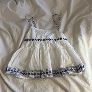 Blus perfekt till sommaren!❤️❤️ - Super bra skick! andvänd ca 1 gång då den har varit förliten, köpte i Frankrike för 170kr,  pris kan diskuteras, kan tänkas att byta mot något!❤️❤️🙏( är inte ifrån hm)