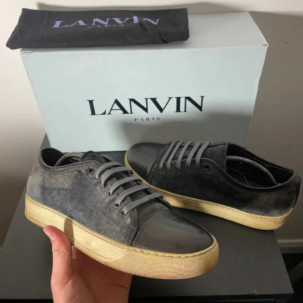 Säljer dess feta trendiga Lanvins i färgen grå. Skorna är använda lite men sitter perfekt på foten. Tveka inte på att höra av dig vid minsta fråga. //Tom.. Skor.