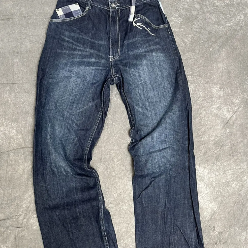 Ett par väldigt fina och näst in till helt nya Karl Kani byxor med baggy fit. Fett cool Fade på byxorna och perfekt om du vill sticka ut lite✋🤚 back taggen är också extremt snygg som är gjord på metall!!!!. Jeans & Byxor.