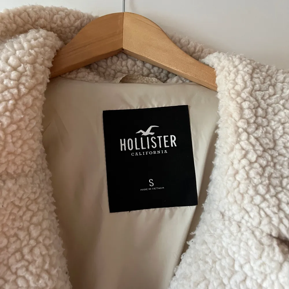 fin jacka knappt använd från hollister . Jackor.