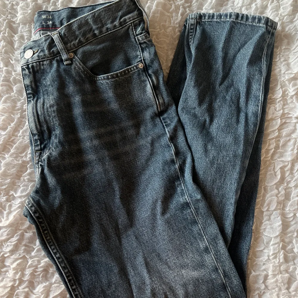 blå/grå jeans, modell DAD JEANS. Passar 185 cm lång. . Jeans & Byxor.