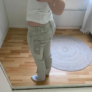 Lågmidjade jeans - Superfina lågmidjade jeans, midjemått ca 39 cm och innerbenslängd ca 83:) de är även stretchiga💕