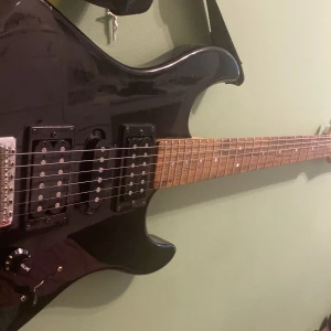 Guitar  - Dope asf  Pris diskuteras  8/10 skick plektrum ingår *Yamaha erg121