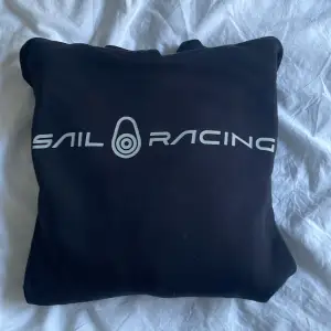 En svart sail racing hoodie med luva
