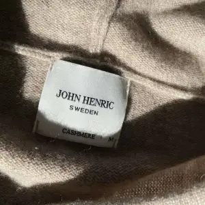 En beige Kashmir hoodie från John Henric, bra skick. Onlinekvitto finns.