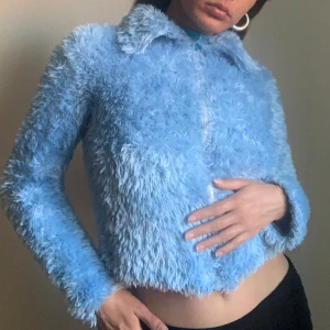 Fluffy blue jacket  - Så härlig och skön jacka/kofta🩵🦋💎 ärvd i fint begagnat skick. Bara ett litet hål i ena axeln som inte syns. Står inte storlek men passar uppskattningsvis S/M bäst