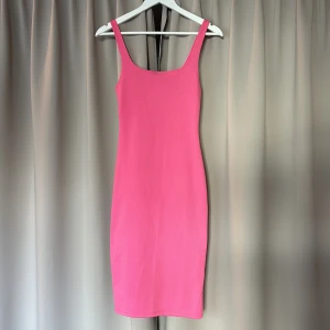 Rosa klänning  - Världens drömmigaste rosa klänning. Stretchiga material passar både S och M. Använd endast 1 gång. NYSKICK! 
