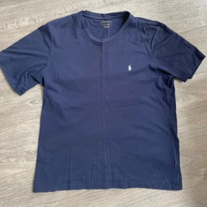 Ralph lauren T-shirt  - Säljer en Ralph lauren T-shirt i färgen marin blå den är aldrig använd utan endast testad , hör av er vid fler frågor!
