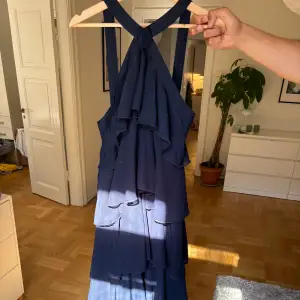 Säljer denna superfina trendiga marinblåa klänning från Vero Moda x Felicia som är perfekt till bal och sommarn. Storlek S, säljer för den inte passa mig, aldrig använd bara provad en gång, lappen är kvar. Slutsåld på hemsidan💙