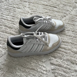 Adidas skor  - Jättefina addidas skor i bra skick. Lite tecken på användning, men inget som syns jättetydligt. Storlek 43/1/3!😊