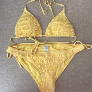 Bikini - Gul bikini med volanger Storlek M, passar nog S också 