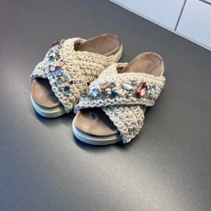 Inukii tofflor - Inukii tofflor i fint men använt skick, men som fortfarande har mer att ge!   Storlek 38