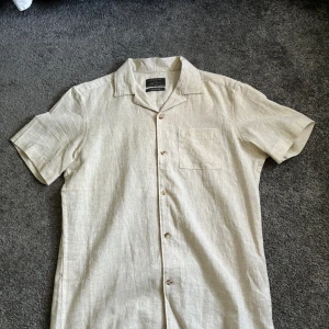 Linne skjorta - Tjena, säljer nu min kortärmad linne skjorta. Nästan aldrig använd och skicket är väldigt bra. Hör av dig om du har några fler frågor😁