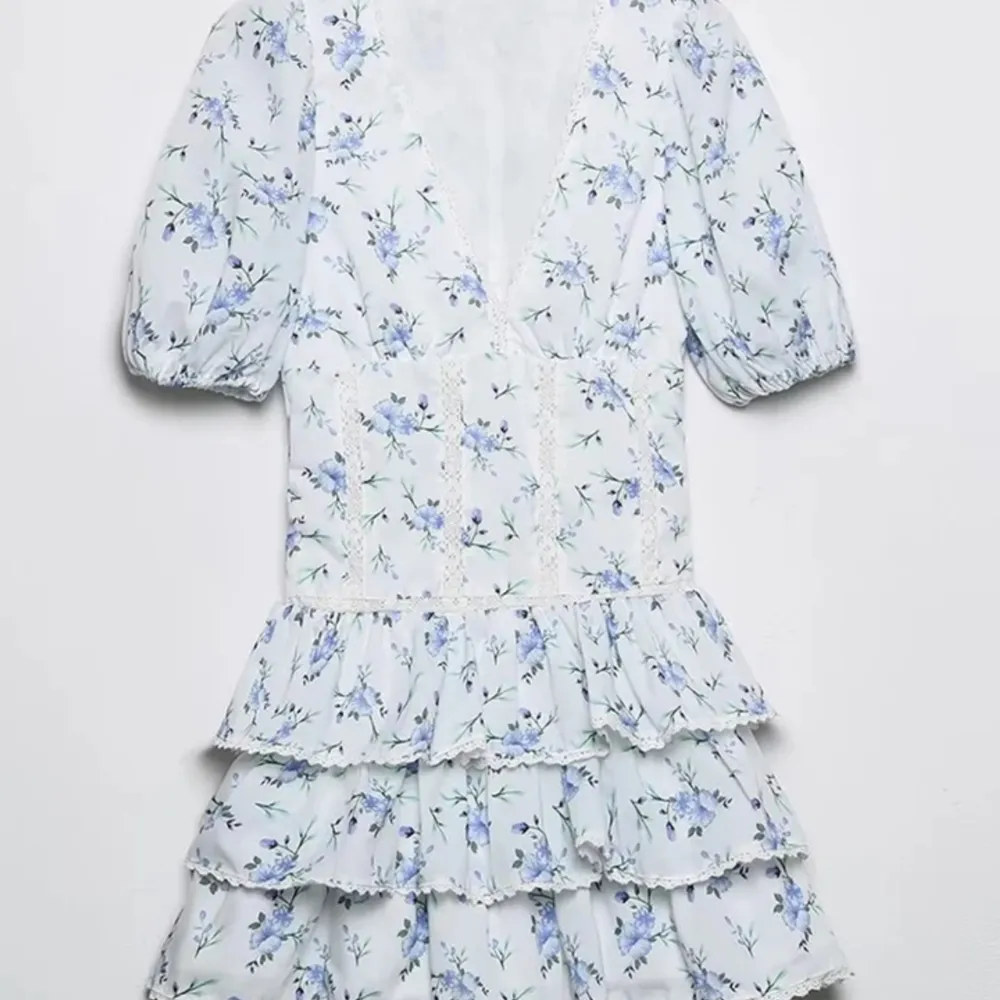 Säljer denna klänning då den va för liten för mig. Den är i storlek xs, skulle säga att den passar xs-s (helt ny)💕. Klänningar.