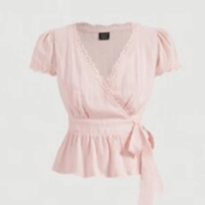 Blus  - Köptes från shein nyligen men passade inte helt, därav helt oanvänd. Kan tänka mig att gå ner i pris. Hör av er vid frågor!💕