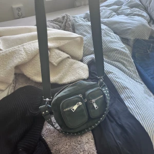 Axelrämsväska - Noels väska i militär grön fin färg. Använt typ 10 gånger men finns inga brister på väskan. Säljer för jag har för många just nu. Nypris 699