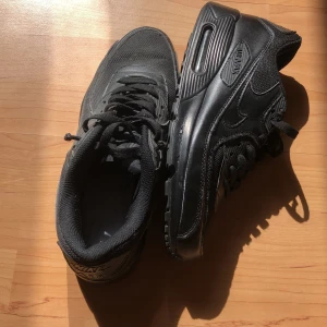 Ett par svarta air max - Säljer dessa svarta se maxes då använda några gånger och ör i 7-10 i skick. Skorna är bra i alla väder och funkar till allt