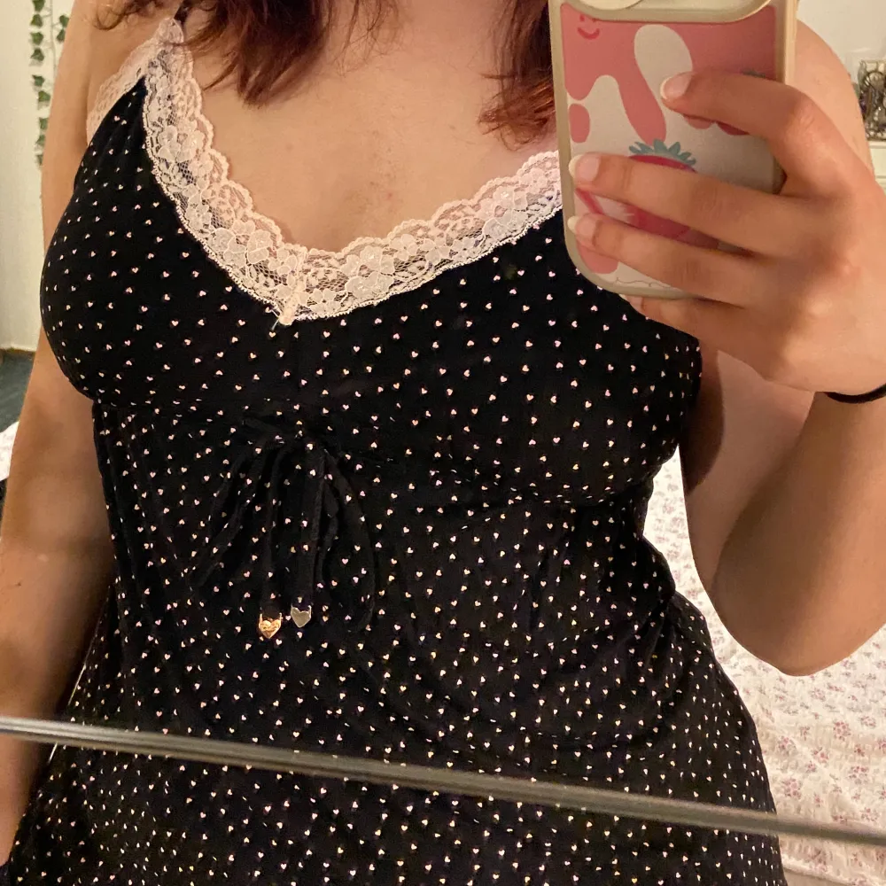 cute little top that I got a long while ago but unfortunately haven’t worn at all since it’s not my style, the fabric is also super soft . Toppar.