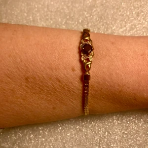 Vackert Vintagearmband med röd sten - Använt enstaka gång, inget att anmärka på.