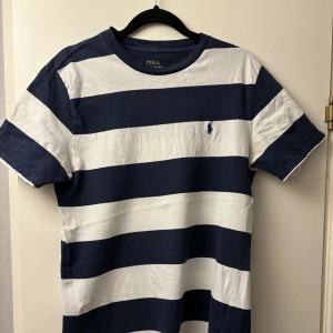 Ralph Lauren T-shirt  - Randig T-shirt ifrån Ralph Lauren Väldigt stilren för sommaren Storlek ~XS/158/164