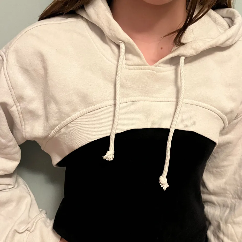 Superbra cropped hoodie 🫶Är en xs men passar även m och s 👌 (pris kan diskuteras!). Hoodies.