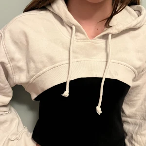 Vit cropped hoodie! - Superbra cropped hoodie 🫶Är en xs men passar även m och s 👌 (pris kan diskuteras!)