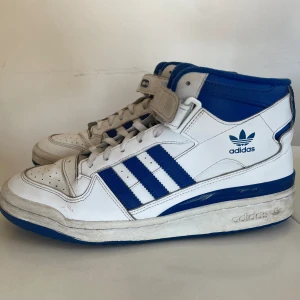 Adidas sneakers - Snygga och bra att ha sen till vintern när det blir kallare. Bra skick förutom några skråmor på lädret. Nya skosnören ingår. Men utan låda