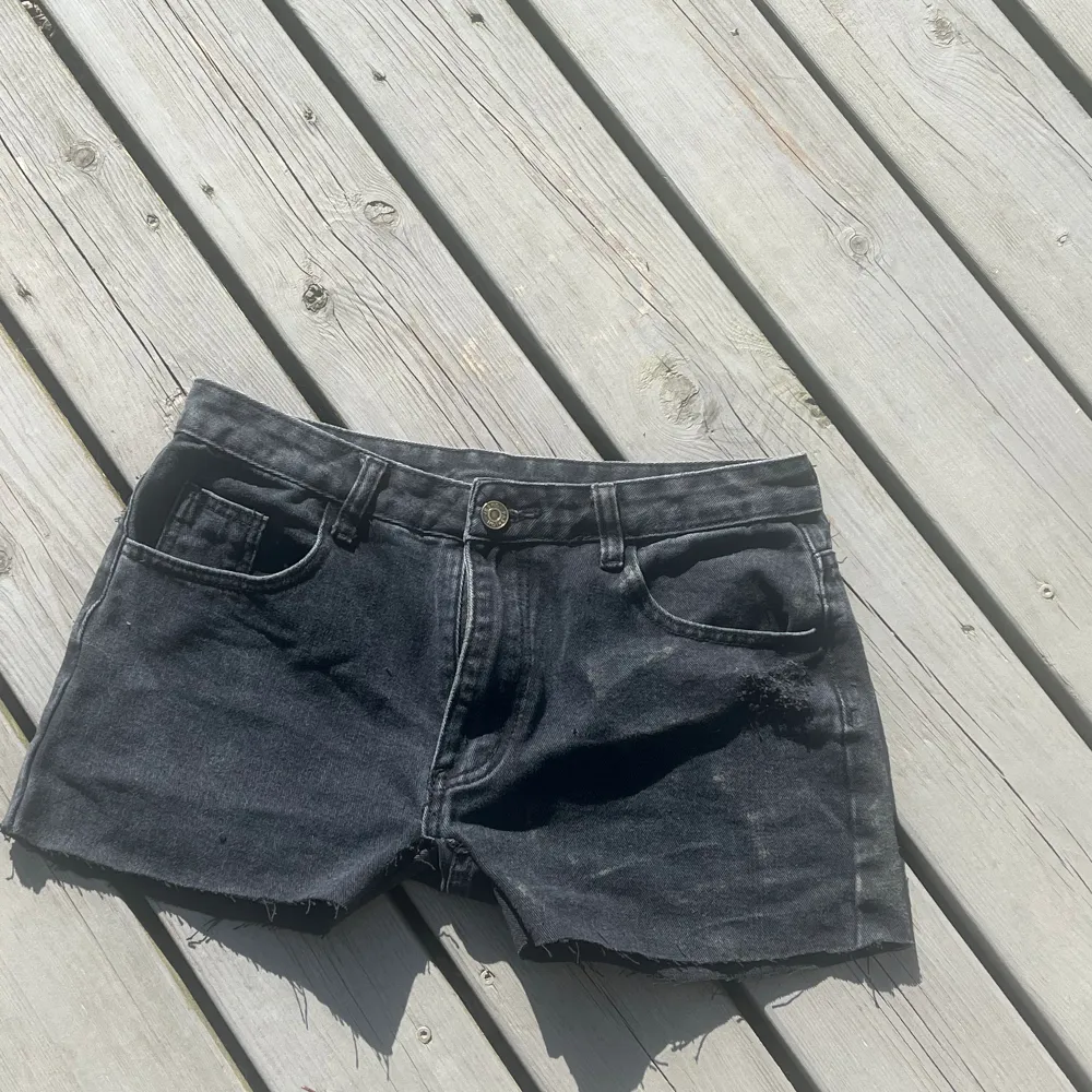 Midjemått 39 cm tvärsöver Har börjat sy jeans shorts själv och dessa är första ja säljer därför är priset väldigt lågt. Som ni ser är undersidan inte perfekt men inget man borde tänka på när de är på. Olika detaljer på båda fickorna 😍. Shorts.