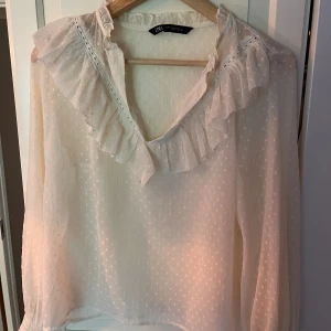 Vit Zara blus - Säljer denna fina vita sommarblusen från Zara, aldrig använd så därför i nyskick, genomskinlig o perfekt nu för sommaren. Nypris 329kr jag säljer för 200kr
