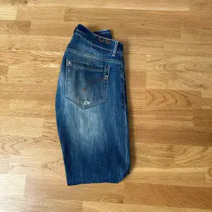 Säljer nu dessa sjukt snygga Dondup George jeans | skick 9/10 | ny pris 3000 kr | mitt pris 799 kr | Hör av dig vid lilla minsta fundering😁🤝