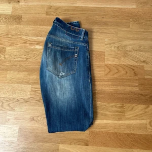 Dondup George jeans  - Säljer nu dessa sjukt snygga Dondup George jeans | skick 9/10 | ny pris 3000 kr | mitt pris 749 kr | Hör av dig vid lilla minsta fundering😁🤝