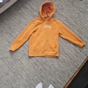 Stussy hoodie - Stussy hoodie i använt skick. Säljer eftersom att den är för liten för mig.
