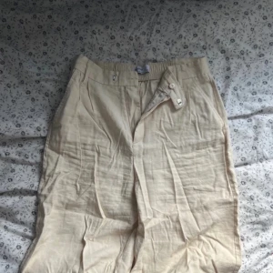 Byxor - Byxor i beige ish med en svag underliggande ljusgul färg