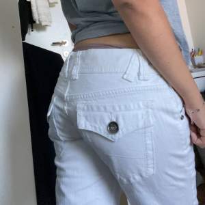 Vita lågmidjade jeans från 2000-talet💫 Jesnsen har snygga fickor bak och är bootcut. Dom är i storlek 29 och skulle säga att dom borde passa runt M💗