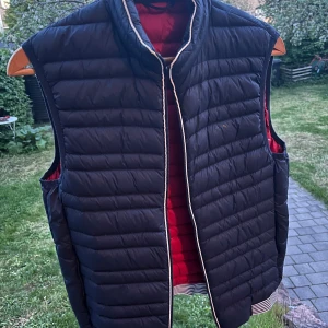 Armani Exchange dunväst - Storlek M, lätt använd