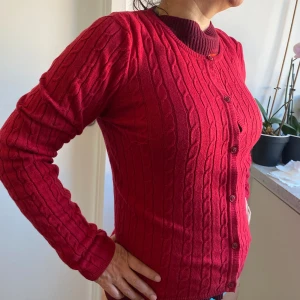 Cardigan  - Röd cardigan. Bra skick nästan oanvänt