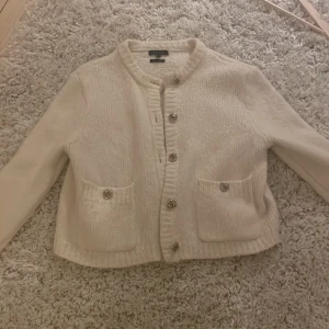 Kofta/ cardigan till sommaren  - Värdens finaste kofta som också passar perfekt som cardigan nu till sommaren från Massimo Dutti. Jättefint skick! 