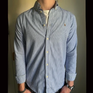 Ralph Lauren Skjorta  - Väldigt snygg Ralph Lauren skjorta som är perfekt till sommaren, den är i bra skick 8/10 (avgör själv) | Hör av er vid eventuella frågor!