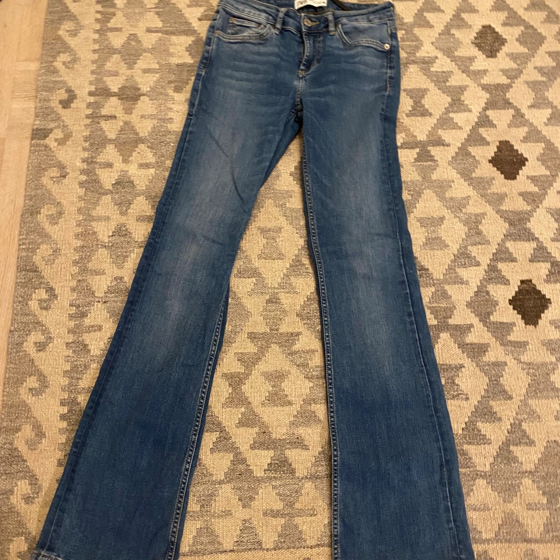 Lågmidjade bootcut blåa jeans