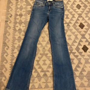 Lågmidjade bootcut blåa jeans - Fina blåa Lågmidjade bootcut jeans,passar 36 också