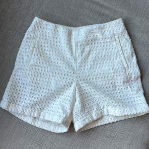 Superfina shorts i vitt med fickor fram och bak, stängs med dragkedja Hålbroderi Knappt använda Storlek 36
