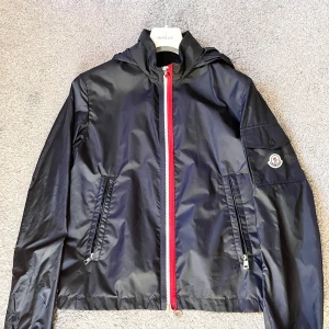 Moncler Keralle  - Säljer nu min Moncler Keralle Harrington jacka.  Köpte jackan runt 2019 på 18montrose för ca 6000:- med frakt osv. Finns kvitto på den och den är i princip använd ca 10 gånger på alla dessa år. (Är villig att förhandla om rimligt pris.)