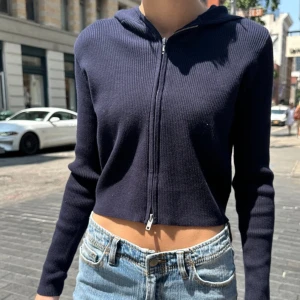 arden hoodie  - Säljer denna fina mörkblå tjocktröjan från brandy ! Köptes i Sthlm för ett år sen, knappt använd. Nypris är ca 370 kr . Läs bio innan köp ! 