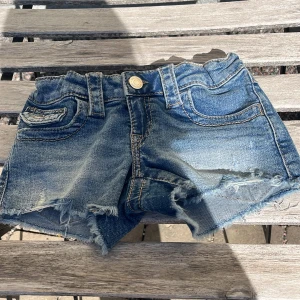 Nu säljer jag dessa jeansshorts!!!🩷 Aldrig använda ändast testade😇 - Från Gina tricot 🔛🔝