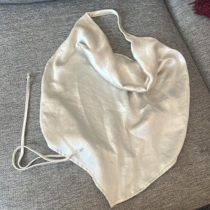 Sommartopp - En jättefin sommar topp i storlek L men skulle passa en m/s med ifall ni jag lite större byst! Kan diskutera priset vid snabbaffär! 