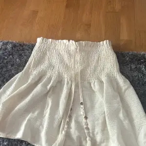 Zara kjol i strl S men passar mindre och större❤️ är i bra skick och inga fläckar ❤️